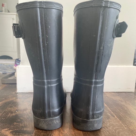 Hunter Refined Short Rainboots in Black, Size 8 - Picture 3 of 7